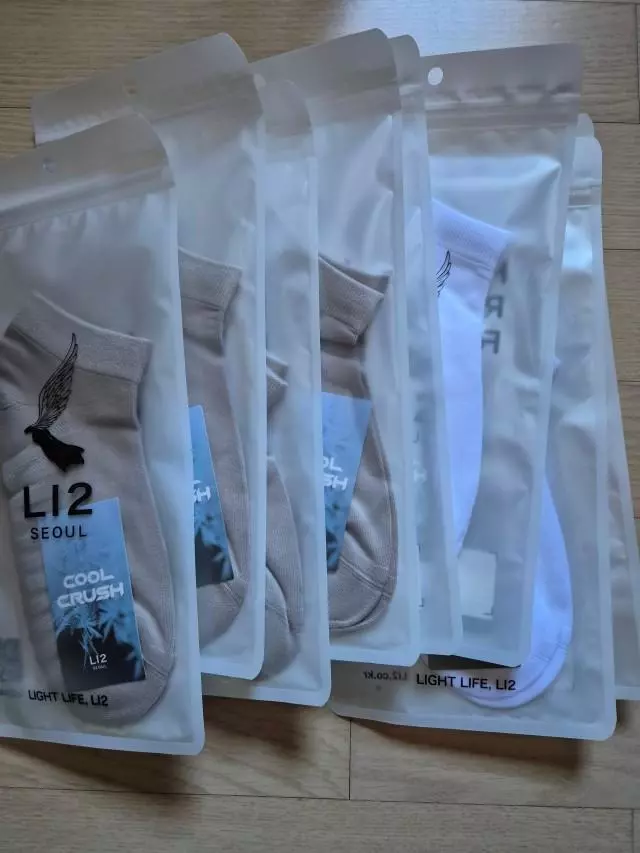 남편이 신어보더니 발목이 좀 쪼이는거 말고는 좋다고 하는데 나이론이라 발이 ㅉㅣㅂ찝