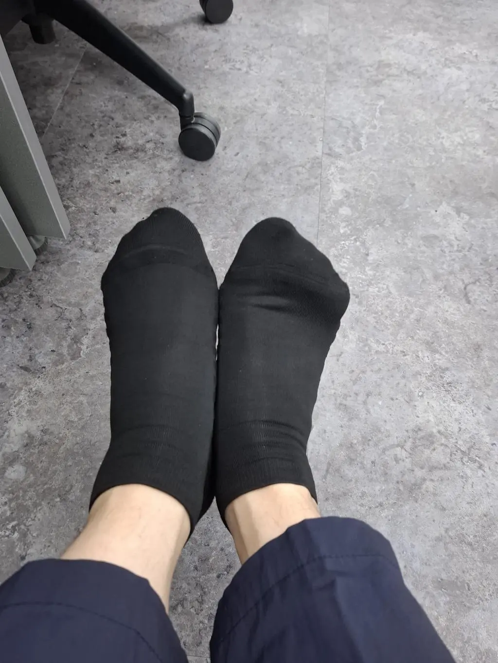 아직 오래 신어보지 못해 명확하진 않지만 양말의 탄력있는 쫀쫀함이 금방 목이 늘어날