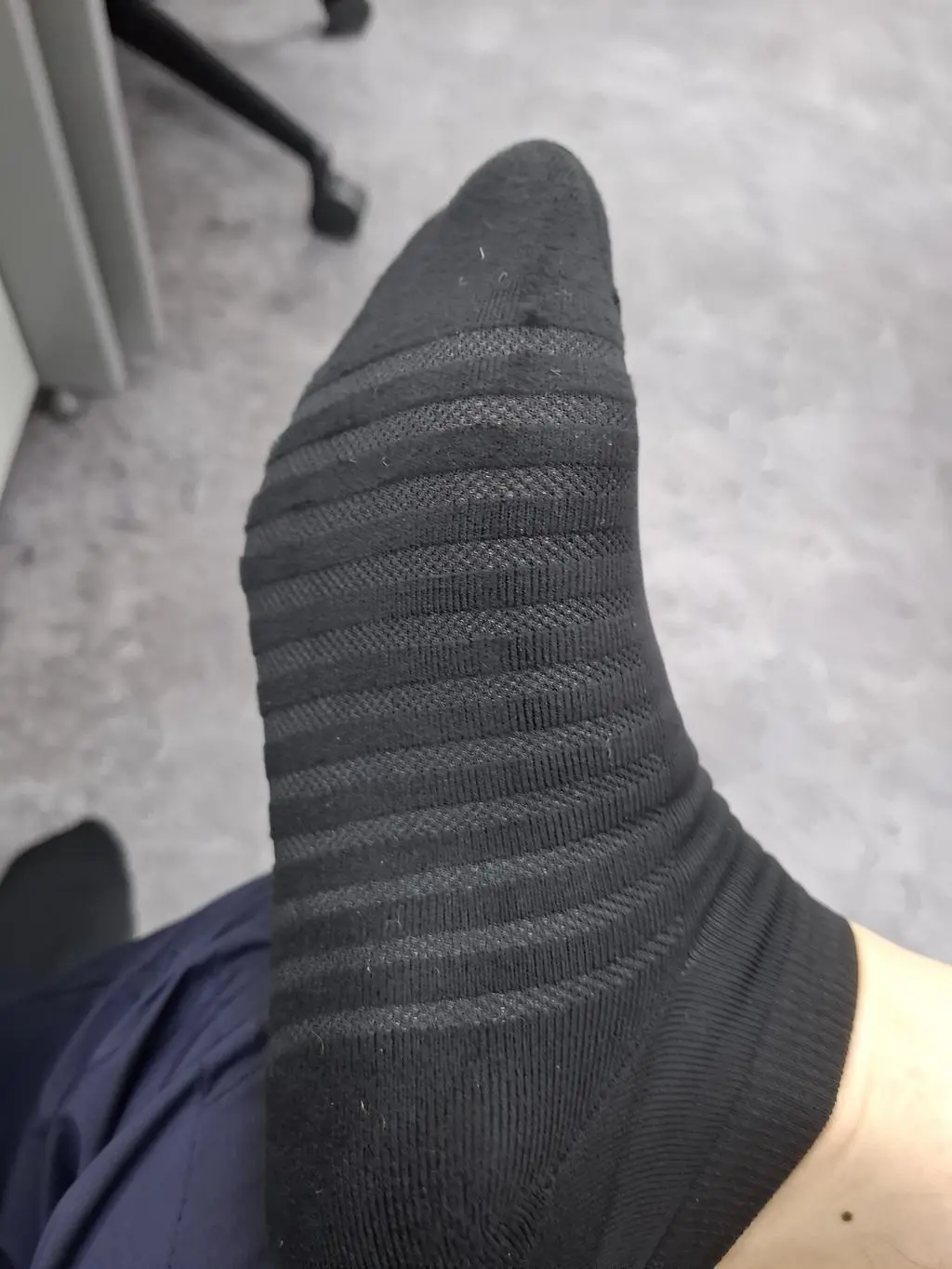 아직 오래 신어보지 못해 명확하진 않지만 양말의 탄력있는 쫀쫀함이 금방 목이 늘어날