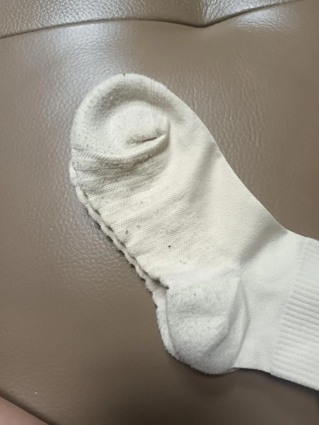 발도 편하게 잡아주고 얇지만 쿠션감이 있어서 너무 좋아서 추가구매할 뻔했어요.
