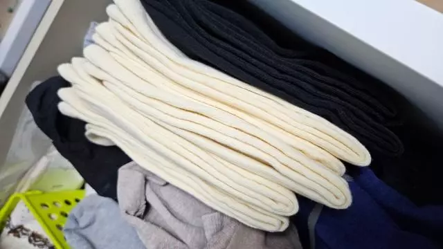 되게 부드럽네요. 남편이랑 같이 신으려고 샀어요
