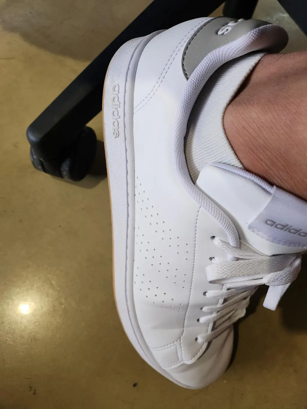 흘러내리는 양말하고 차이가 있네요. 고퀄양말이라서 잘 신고 다닙니다. 스니커즈에도 