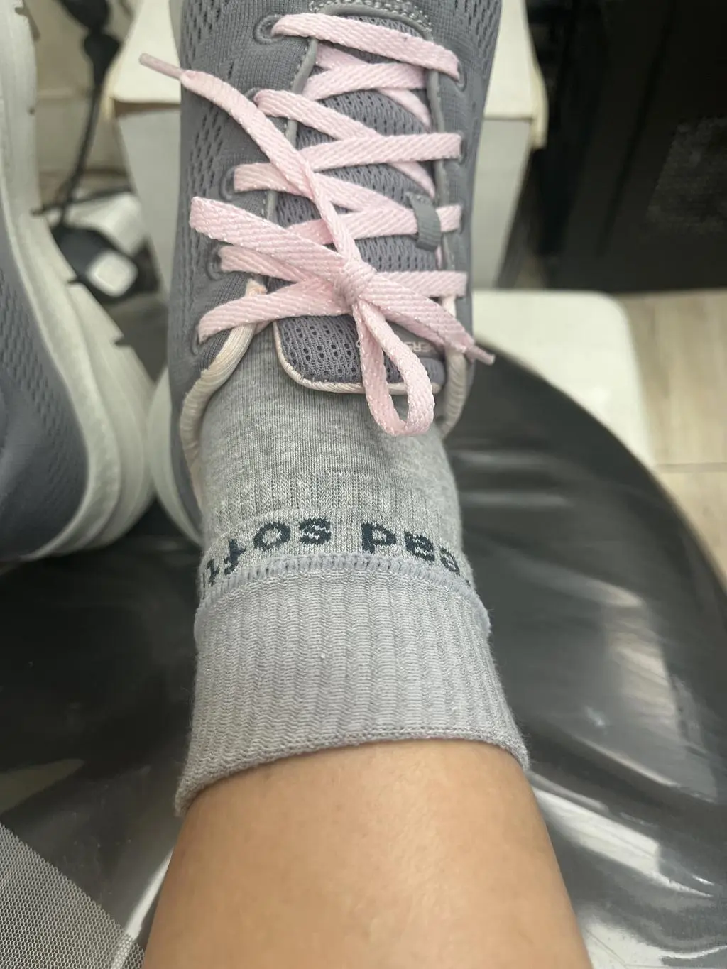 가격이 비싸긴 하지만 다른 양말보다 확실히 발이 편안해서 만족하고 재구매 예정입니다