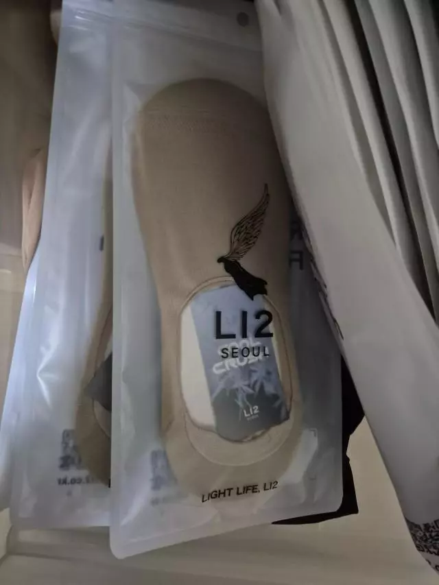 발바닥은 폭신폭신 편하기는 한데 예쁘지는 않은듯요.물가가 많이 올랐다고 하지만 가격