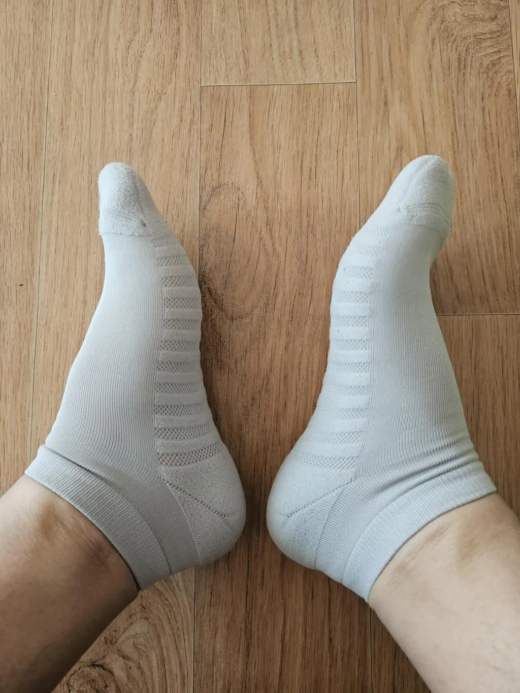 많이 걸으면 발이 불편해서 여기저기 알아보다 구매해서 신어봤는데 대만족입니다. 가격