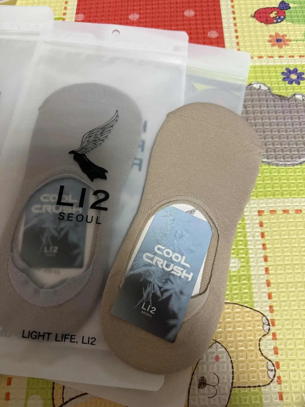 좋은 양말이라는 소문을 타고 언능 구매했어요~ 양말에 발을 넣늘때와 넣운 후 발에 감