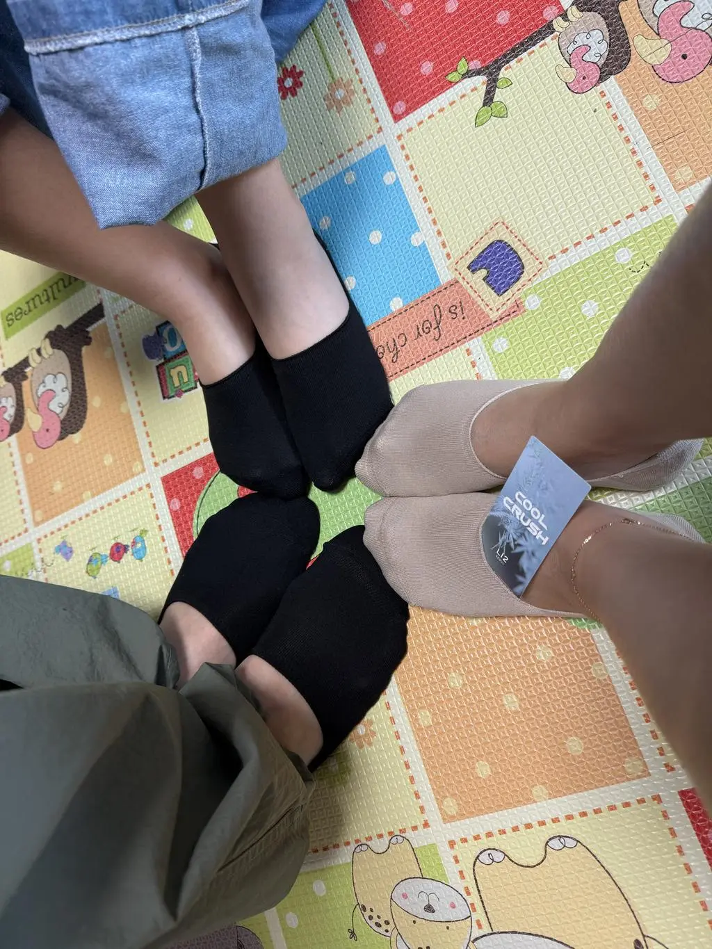 좋은 양말이라는 소문을 타고 언능 구매했어요~ 양말에 발을 넣늘때와 넣운 후 발에 감