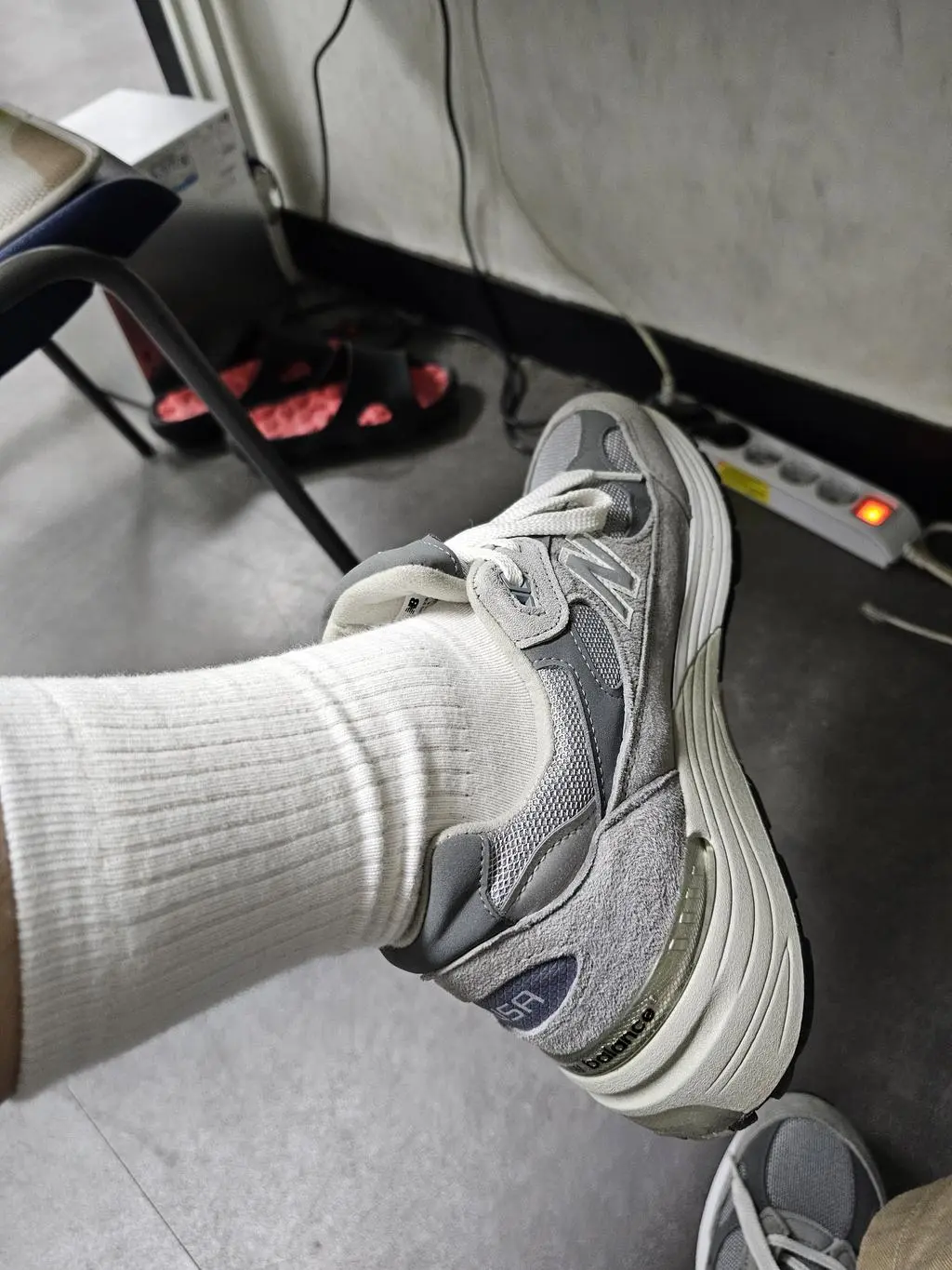 종아리가 두꺼운 편이라 자국이 남긴 하는데, 그래도 가볍고 편합니다. 스포티한 룩이라