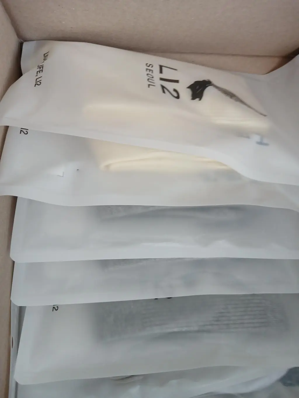 바닥이 도톰하고 부드러워 발이 편하게 느껴져요. 근데 한 번 빨아보니 보푸라기가 많이