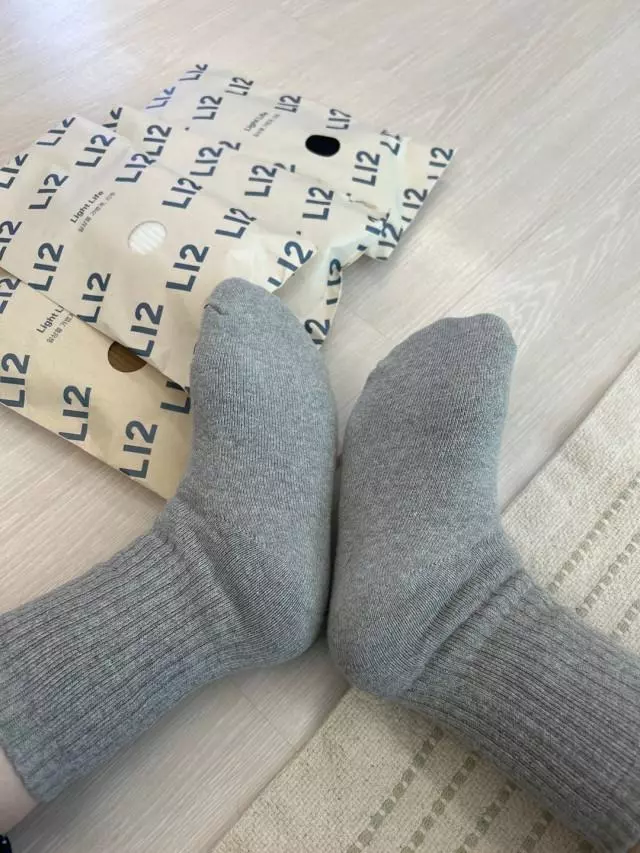 완전 폭신폭신해요! 두께도 따듯하게 겨울 잘 신을수 있을것 같아요!
