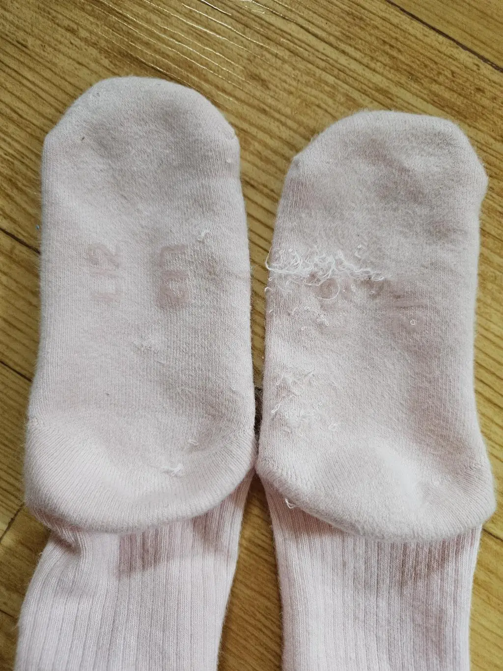 아들 저랑 구름양말 신어보고 맘에 들어서 막내도 사줬는데  모르고 신고 나가서 차에서