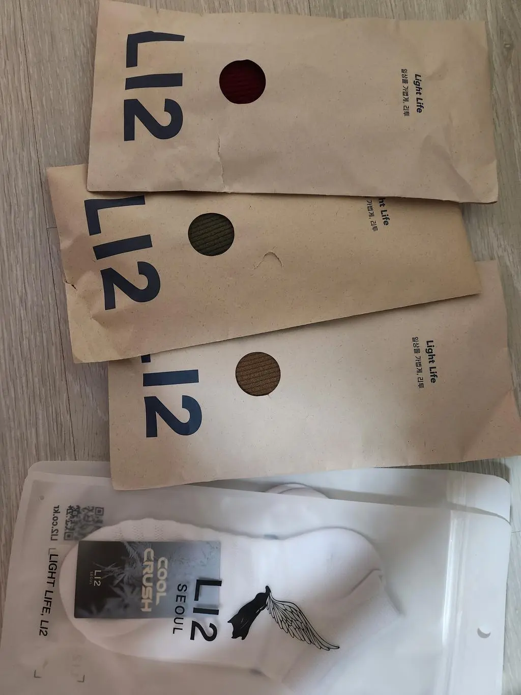 기본색상이랑 봄에신을 양말은있어서
