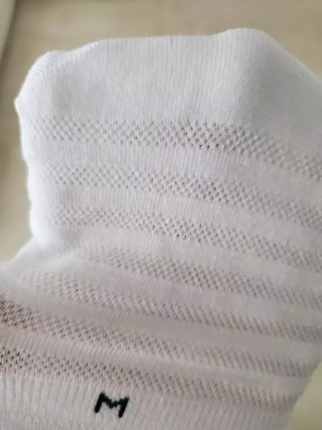 광고보고 일단 한세트만 주문해봣는데 배송 엄청 빠르네요 ㅎㅎㅎ 양말이 엄청 부드러워