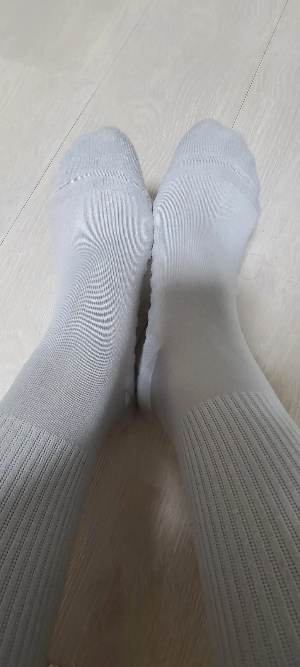 착용할때 첫느낌은 가볍다는 것이었습니다. 무슨 양말이 비싸?라는 생각으로 구매를 미