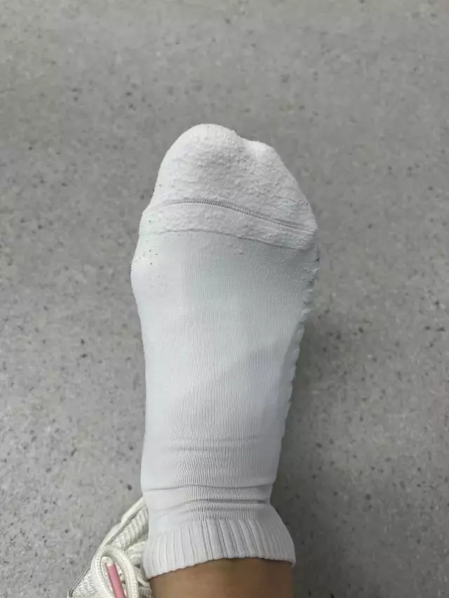 정말 편하고 좋은데 흰색 양말은 물이 들어 버려요.
