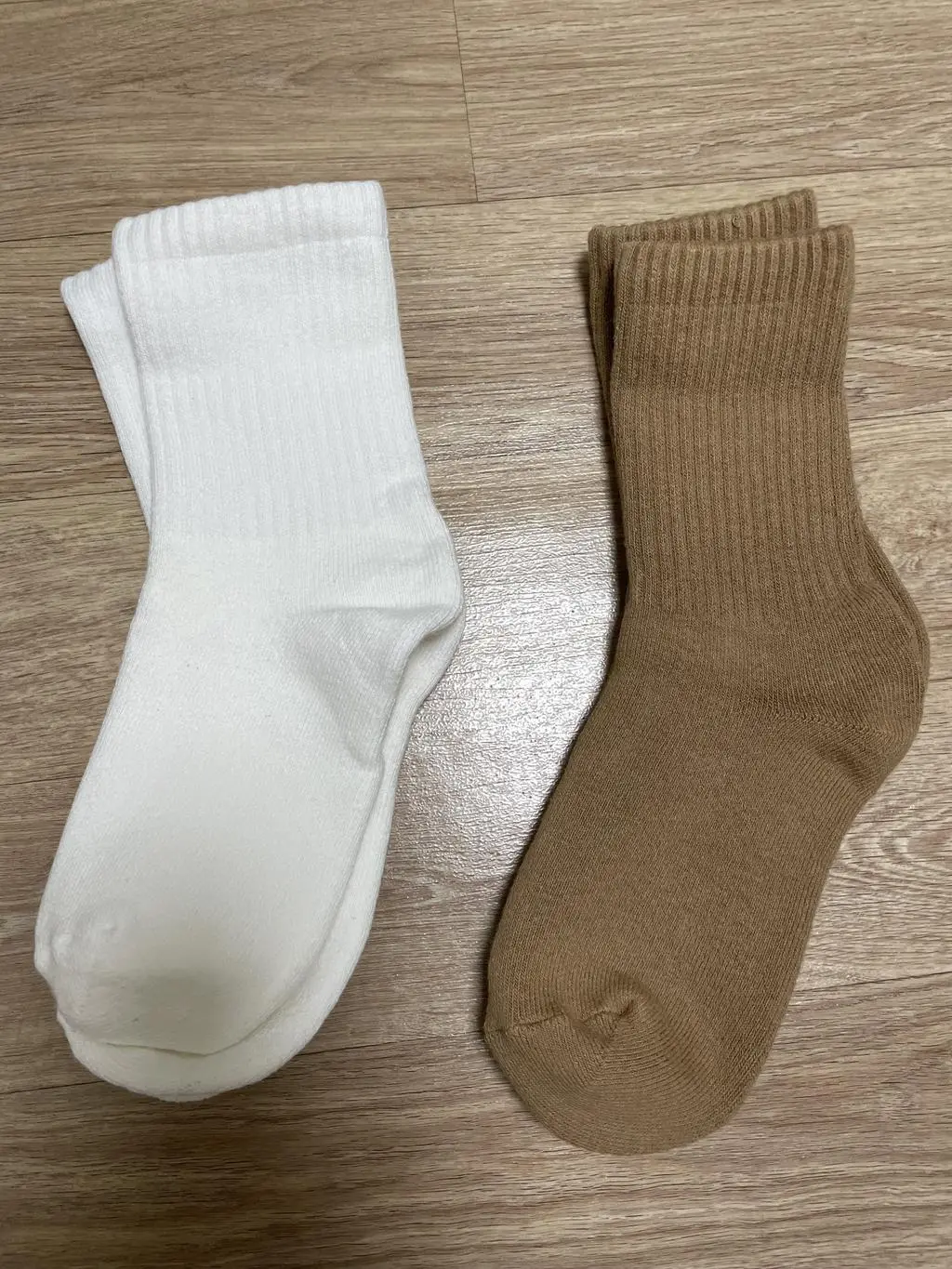 도톰하니 겨울에 신으면 발이 따뜻하고 오랫동안 신고 걸어도 발이 편할 것 같아요.