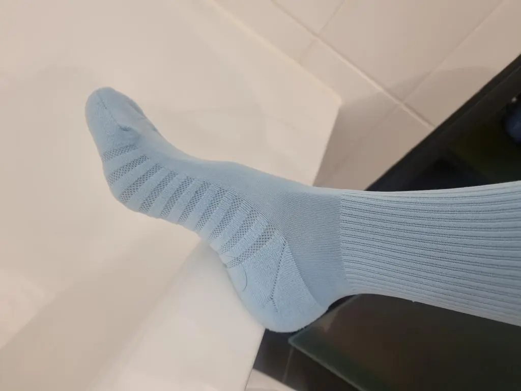 발목 탄탄하게 잡아주고 발바닥에는 공기불어넣어주는 느낌
