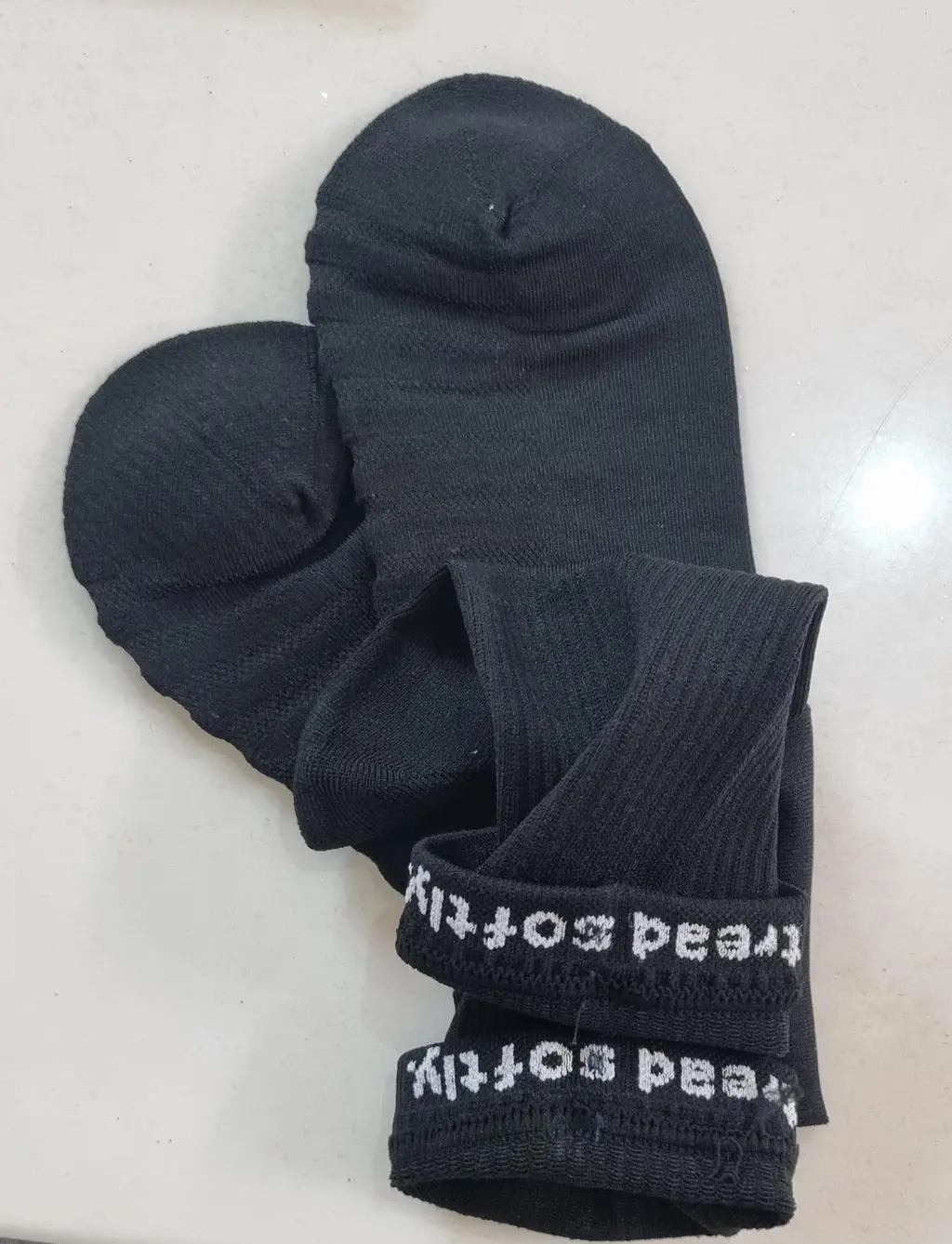 처음에  신으면 꽉 끼는 기분인데, 신다보면 익숙해져서 편합니다.
