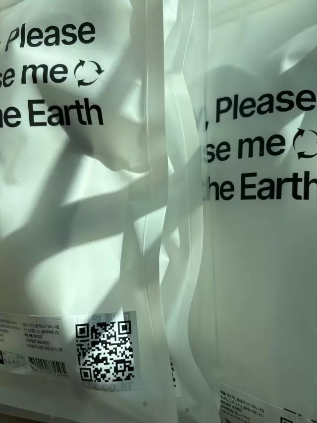 다른 라인 신어보고 좋아서 가벼운 느낌의 양말도 신고싶어 구입했습니다. 봄 가을에 신