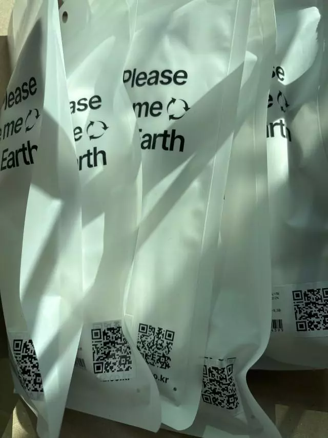 주변에서 정말 좋다는 입소문 듣고 구매해서 신어봤어요. 정말 발바닥에 닿는 촉감과 착