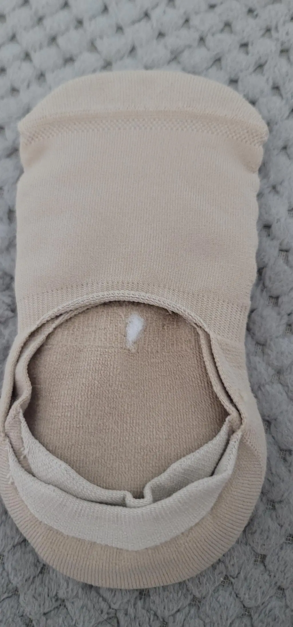 푹신하니 편하네요. 벗겨지지도 않고 특히 가운데 하얀 부분이 거슬렸는데 신는데는 하