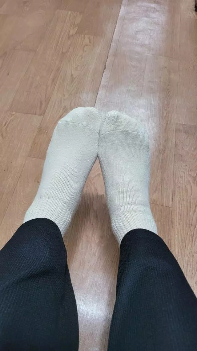 바닥이 폭신하고 따뜻해서 편하게 신고 있어요.
