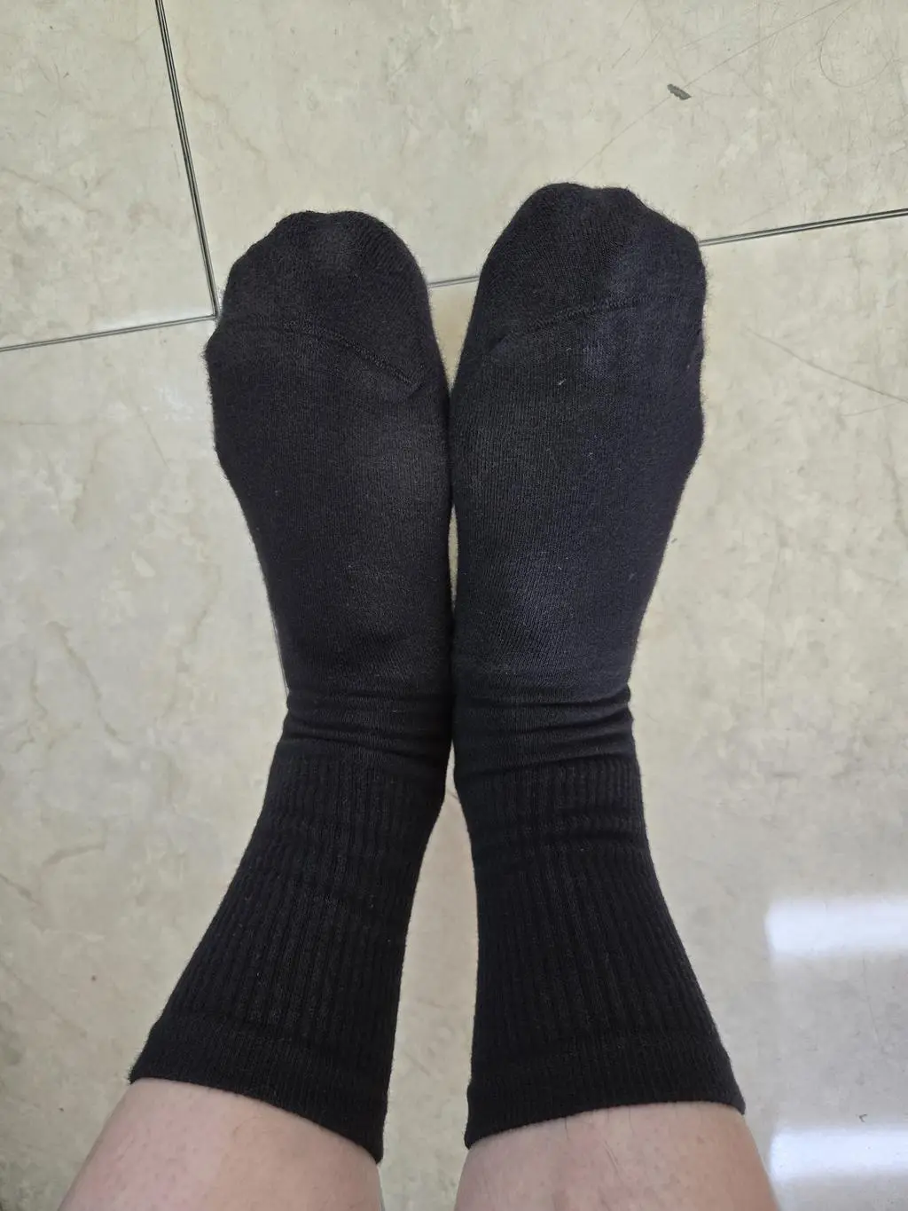 세게 끌어올리지 않고 자연스럽게 신으면 복숭아뼈 위로 12cm정도 올라옵니다. 스커트에