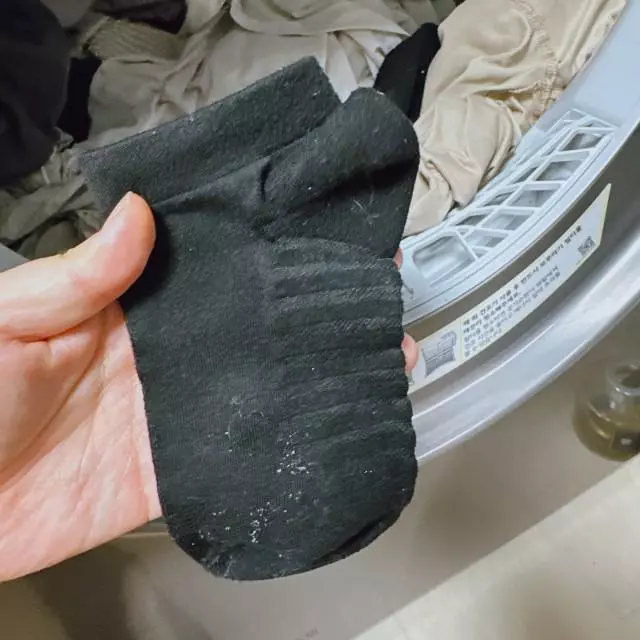 요거 제일 잘 신어요 바닥 줄무늬 덕분에 시원하고 편합니다
