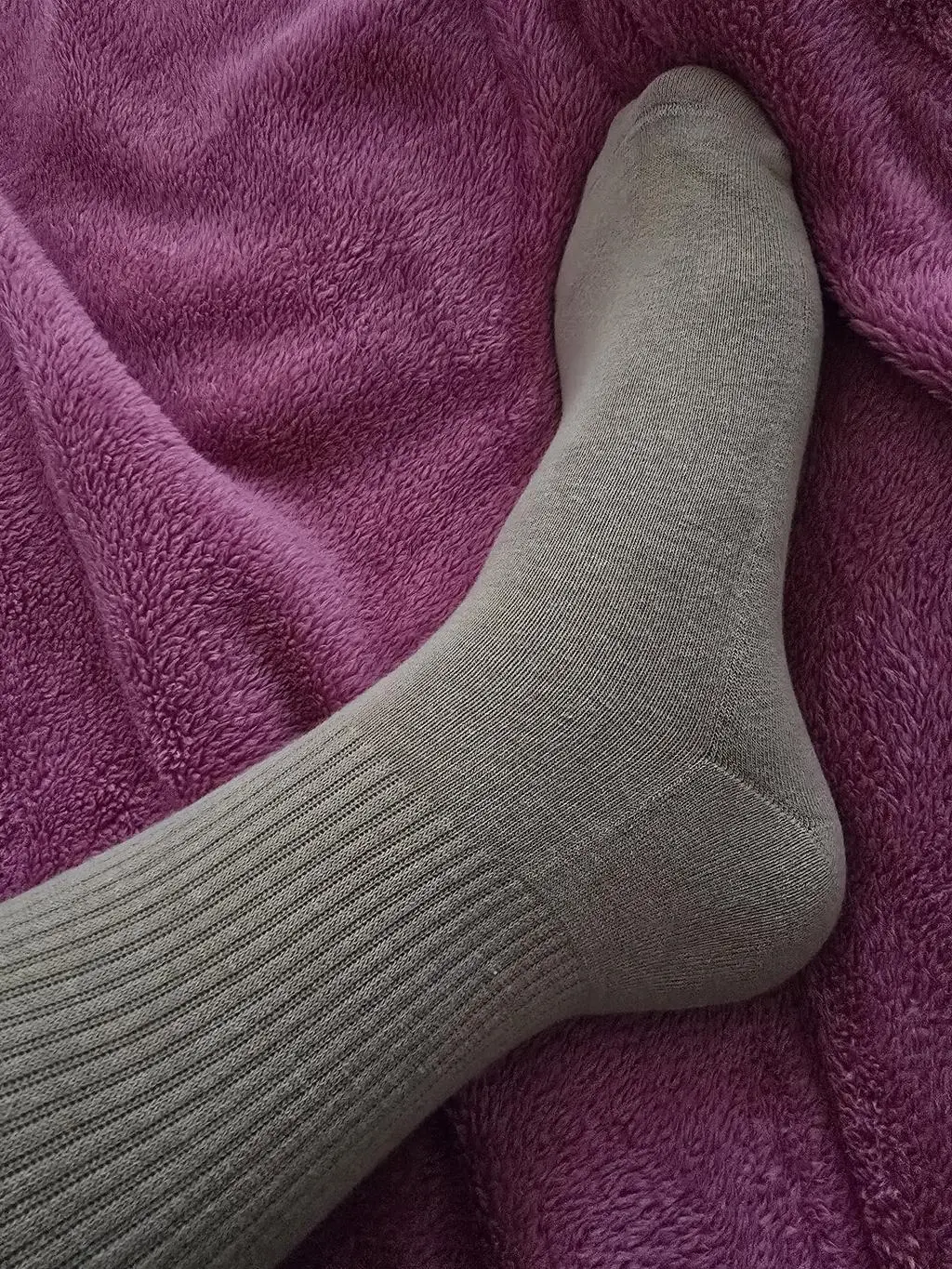 전체적으로 발을 잘 잡아줘서 좋습니다. 바닥은 쿠션을 위해서 도톰하고 발등, 발목은 