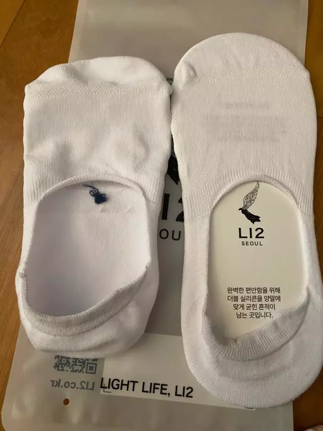 부드럽고 발을 감싸주는 느낌이 정말 좋습니다 양말로 기분이 좋아져서 매우 만족합니다