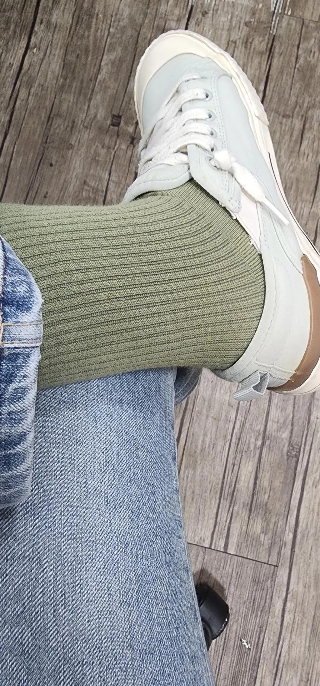 좋아요.적당한 두툼함도 좋네요. 올겨울 잘신을것 같아요
