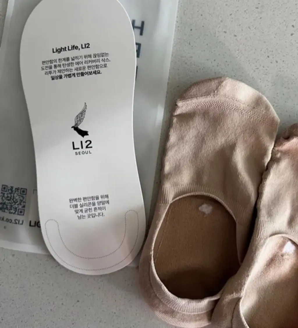 데일리크루삭스 사면서 엄마 선물로 샀어요. 어머니께서 페이크 삭스에 스니커즈를 즐겨