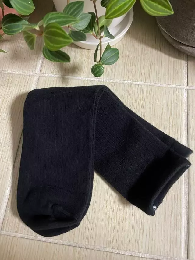 생각보다 두꺼워서 겨울에 부츠나 트레킹화랑 같이 신어야 할 것 같아요.
