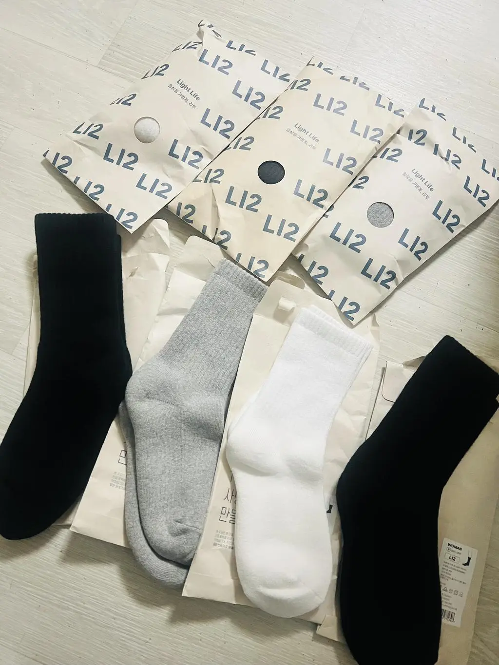 처음구매했어여 오전에 주문했는데 오후에 도착해서 깜짝놀랬음 여행갈때 신을려고 샀는