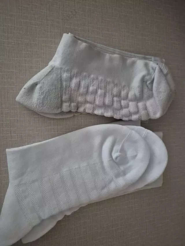 남편 축구할때 신으려고 샀는데 통기성은 좋으나 양말이 돌아간다고 하더라구요 한번 신