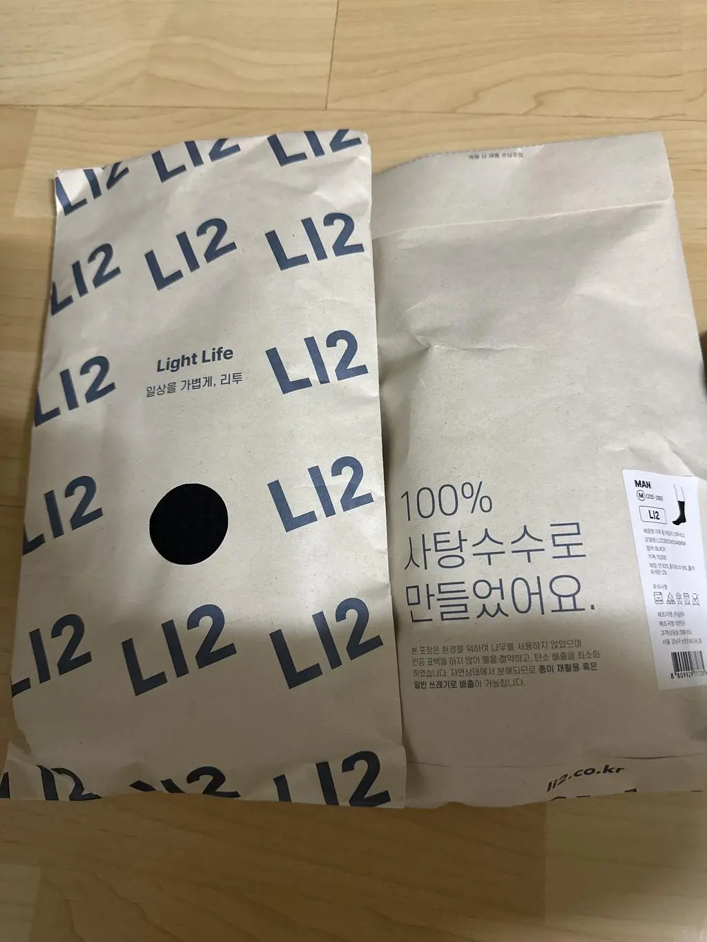 남친 신으라고 선물로 줬는데 신어보니 편하데요. 290인데도 잘 맞네요. 뒤집어서 봤는