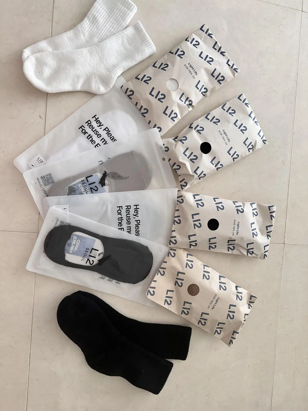 바닥이 타사 양말과 달라 느낌이 어떨지 궁금했는데 불편한거 전혀 없이 산뜻하고 푹신