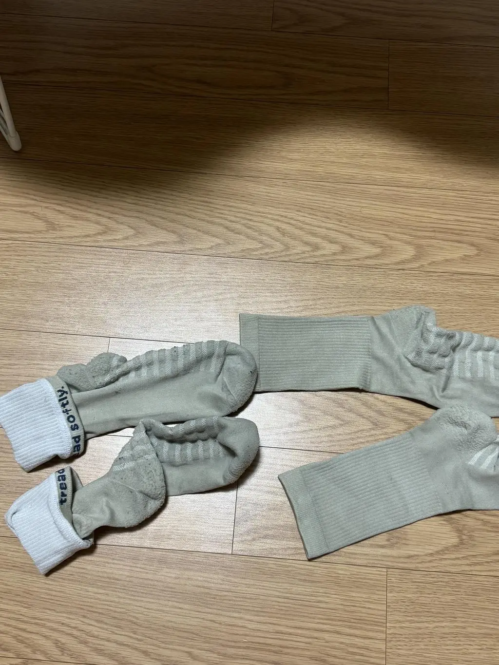 원래 한번빨면 이렇게 누렇게 변색되는 건가요? 색깔있는 옷감이랑 같이 빨지도 않았는