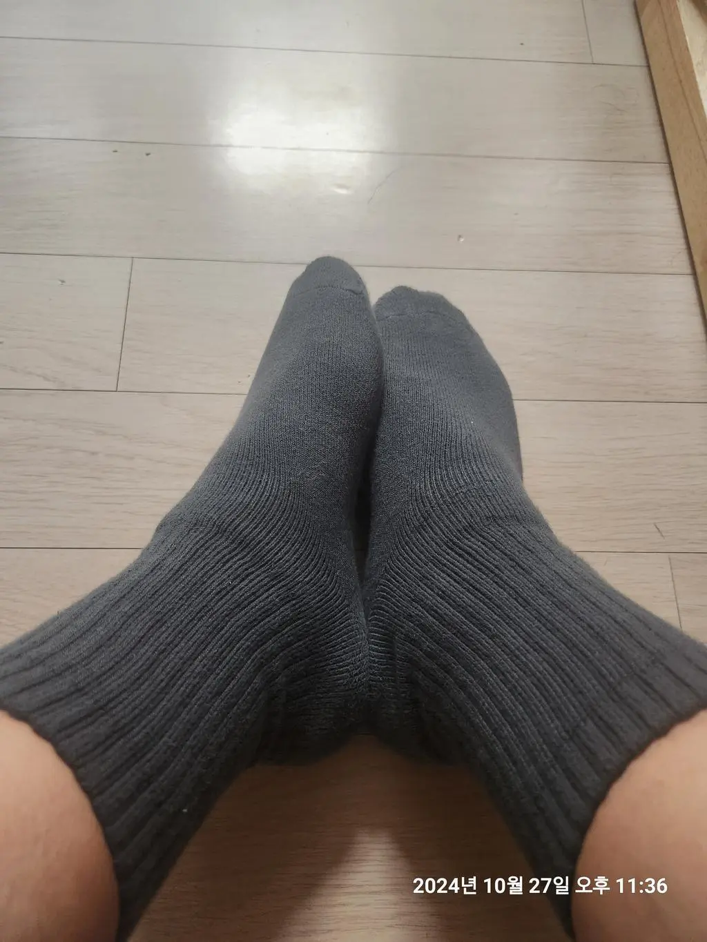 두꺼운 양말은 보통 신축성이 떨어져서 압박감이 덜한데 리투 웜 기모는 두툼한 두께감