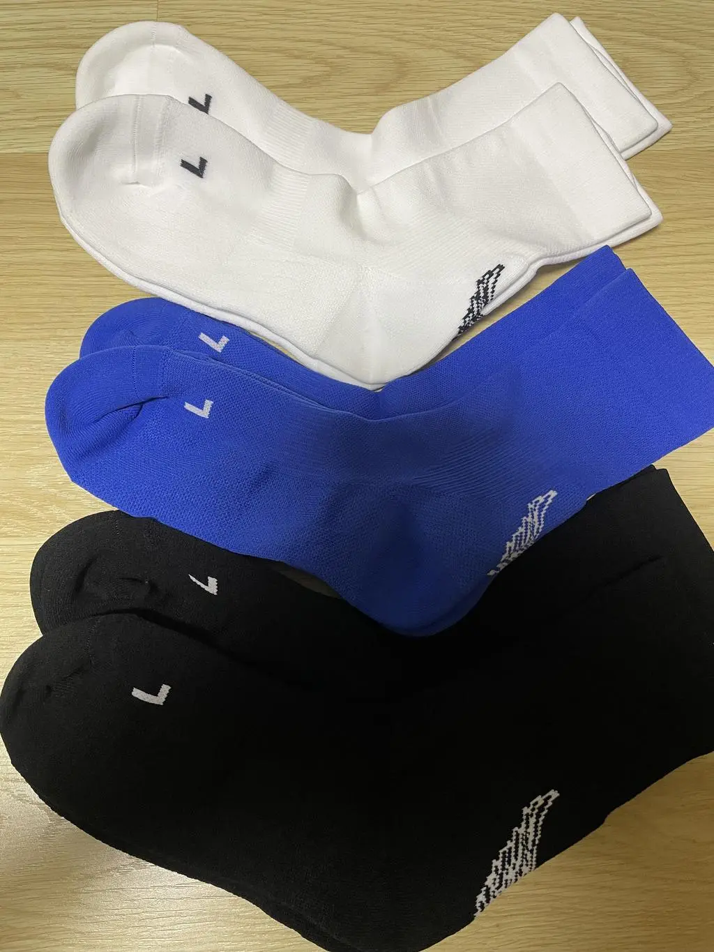 좋은점: 빠른배송. 쫀쫀한 압박감. 좌우 발모양에 밎게 구별한 형태. 앞꿈치와 뒷꿈치 