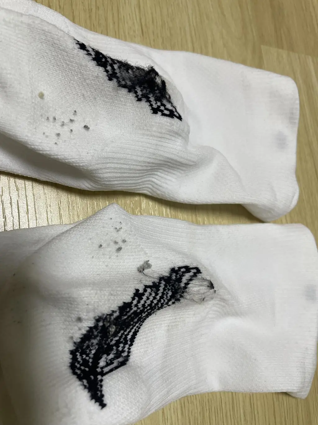 빠른 배송에 다음 날 바로 신고 러닝 했습니다. 발 전치적으로 감싸주는 압박감도 좋고