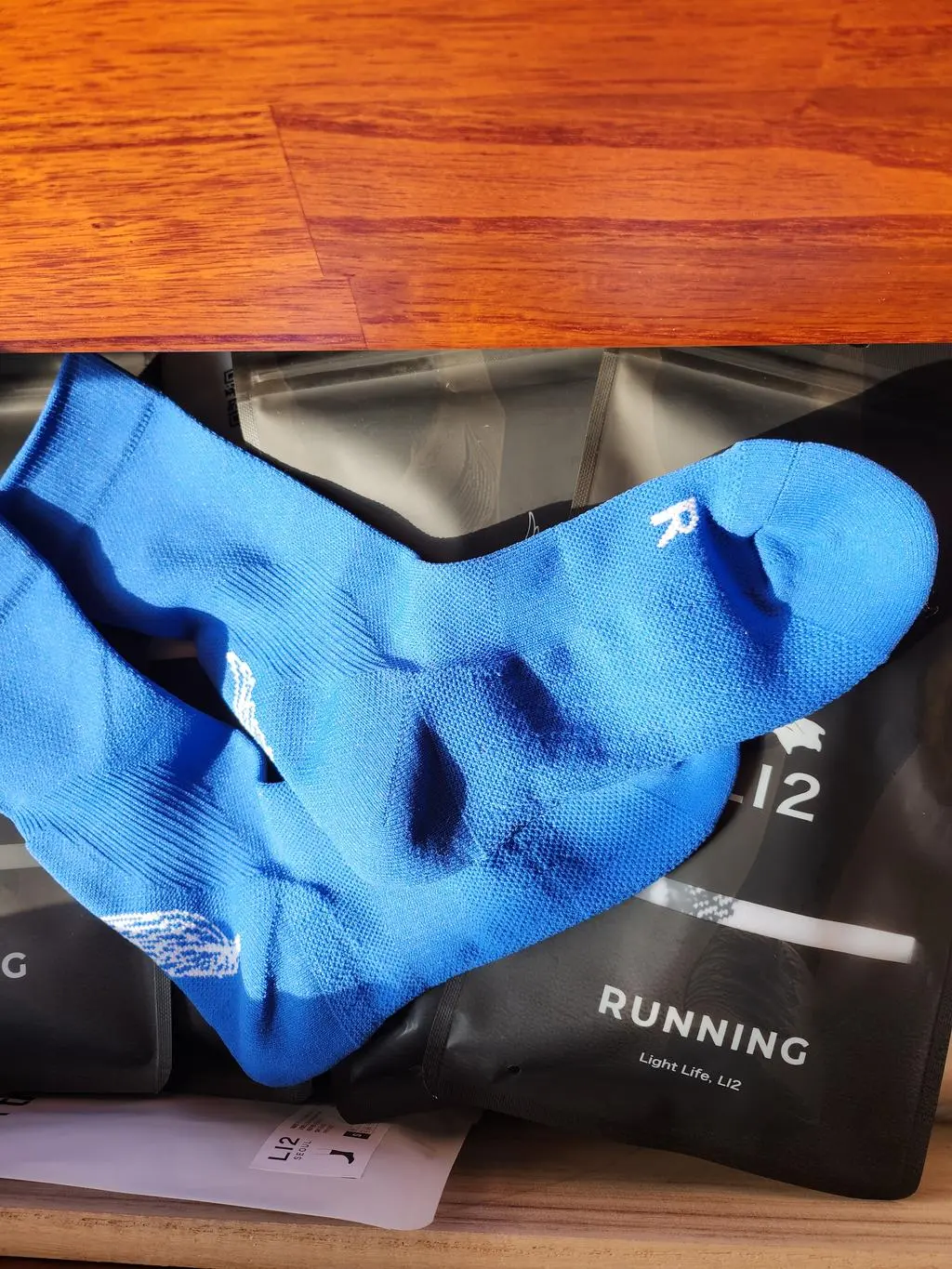 다른 양말과   차별화를 둔  기능성 양말이니 믿고 구매하였다. 오른 쪽,왼쪽 구분이 있