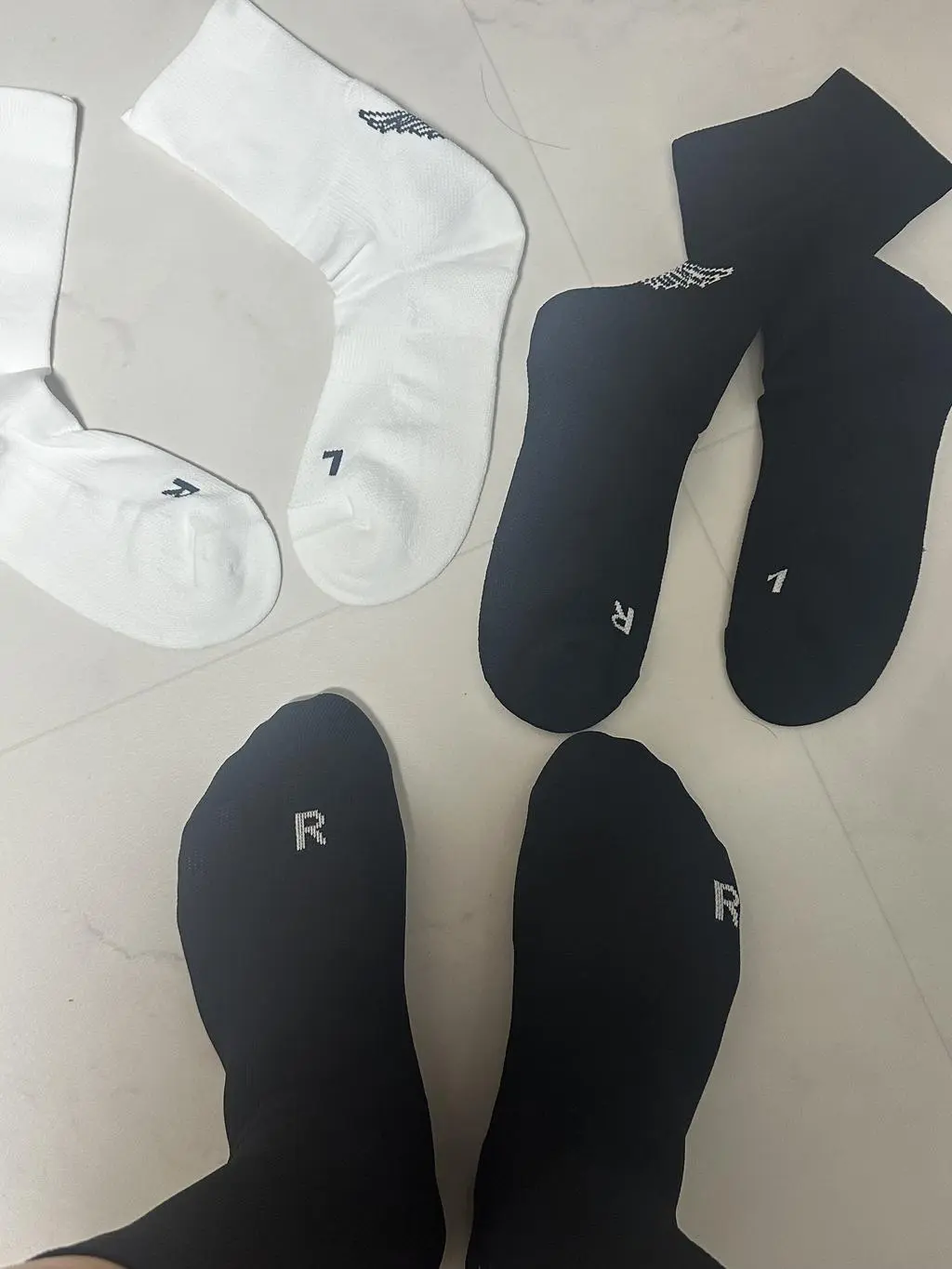 검은색 하나가 오른쪽만 두개왔습니다