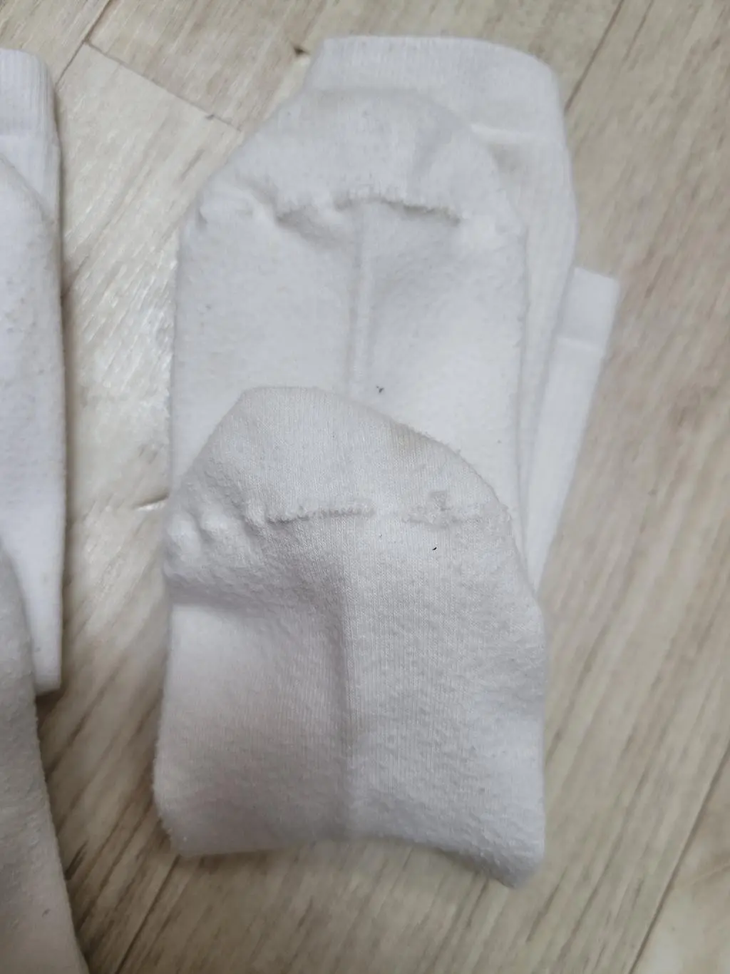 이건 너무해요.  양말 험하게 신을 일도 없는데 ㅜㅜ
