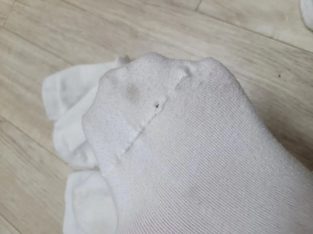 이건 너무해요.  양말 험하게 신을 일도 없는데 ㅜㅜ
