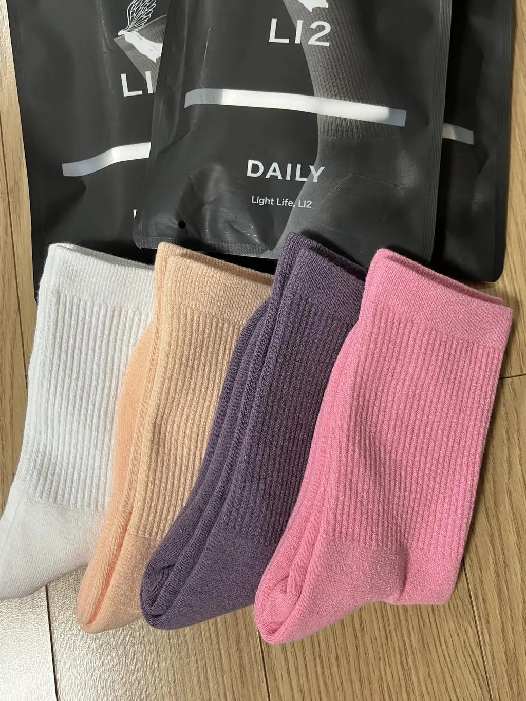 실측 22.5cm  운동화 230-235  러닝화240 신고 있어서 러닝삭스랑 같이 사려고 사이즈 