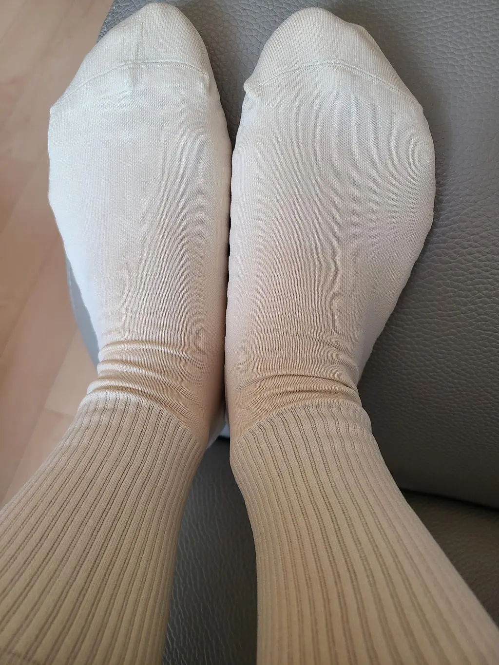 발 230인데 꽤 여유있지만 잘 맞고요, 색상 예상대로 예쁘고 잘 흘러내리지 않고 좋아요