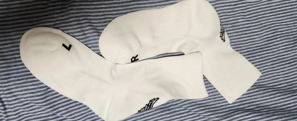 쿠션좋고 매끈매끈하고 발에 착 붙는게 아주 맘에 듭니다. 발이 아주 편안하네요. 추천