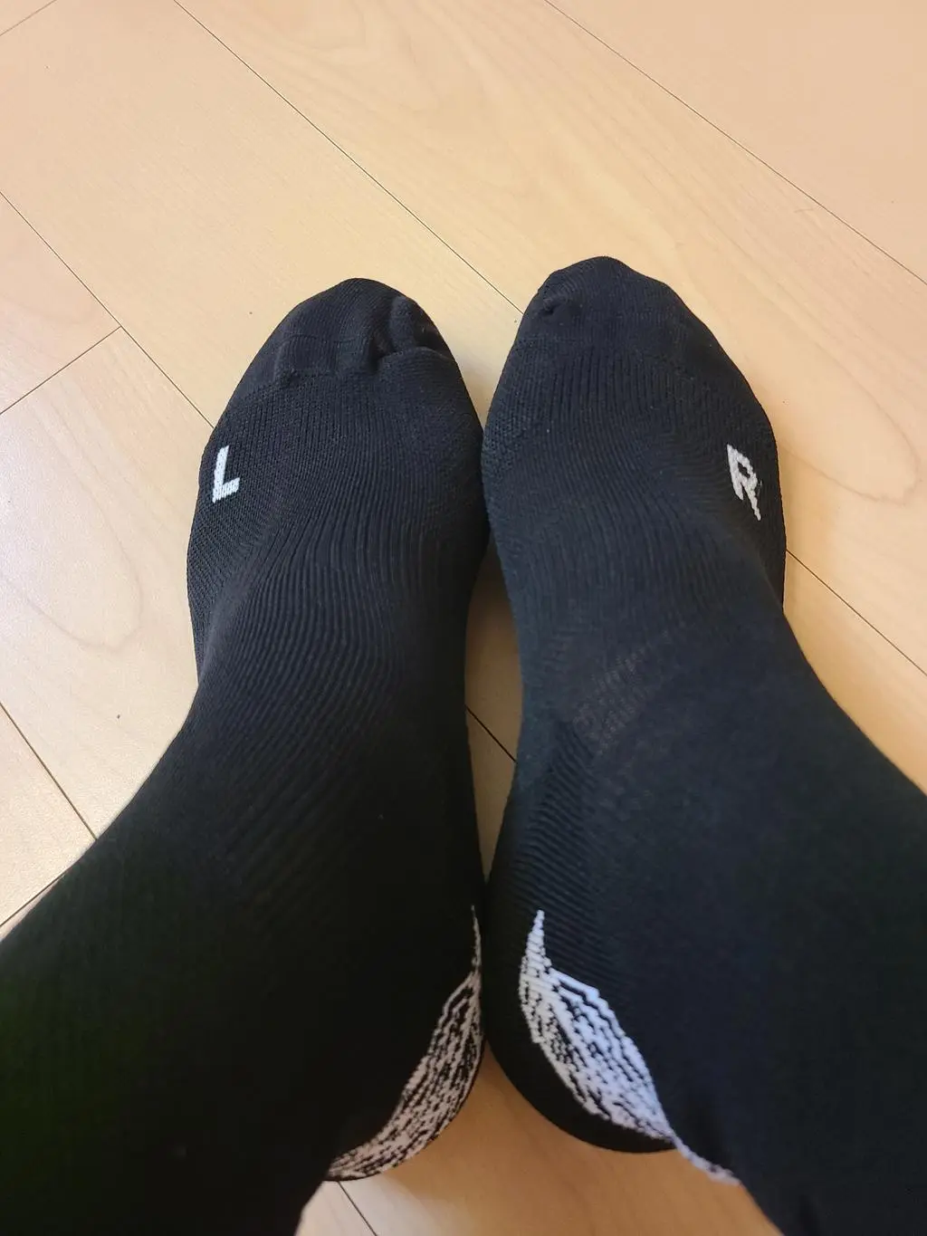 평소 230 신는데 사이즈 잘 맞고 일단 한번 짧게 신어본 걸로는 편안합니다. 검정, 민트