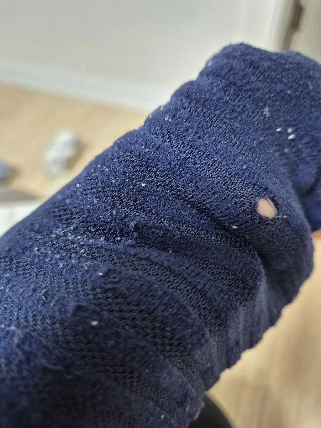 2번정도 신은 양말인데 너무 많이 피네요. 피는 것이 튀어나와서 제거하다 보면 이렇게